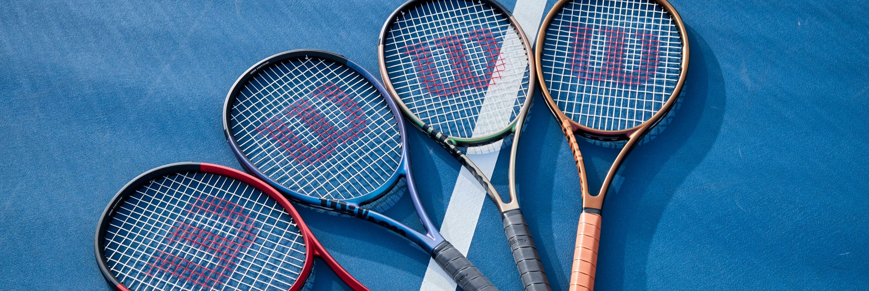 Raquetas de tenis Wilson sobre un campo de tenis de superficie dura.