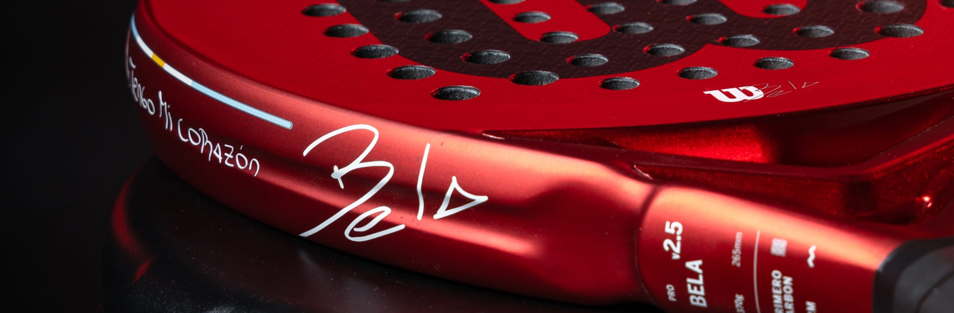 Paleta de padel Wilson Bela Pro V2.5 Edición Limitada Argentina. Detalle de la firma de Bela.