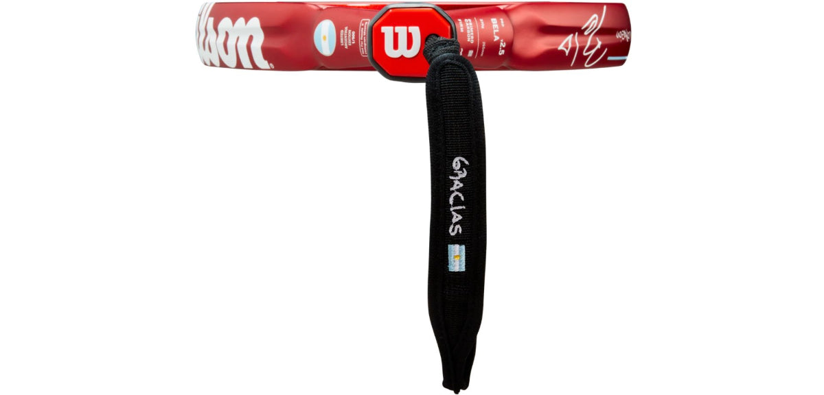 "Gracias", Bela muestra su vínculo con Argentina mediante una paleta de padel Wilson edición limitada.